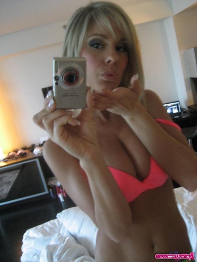 12P Kayce taking some pictures in the mirror