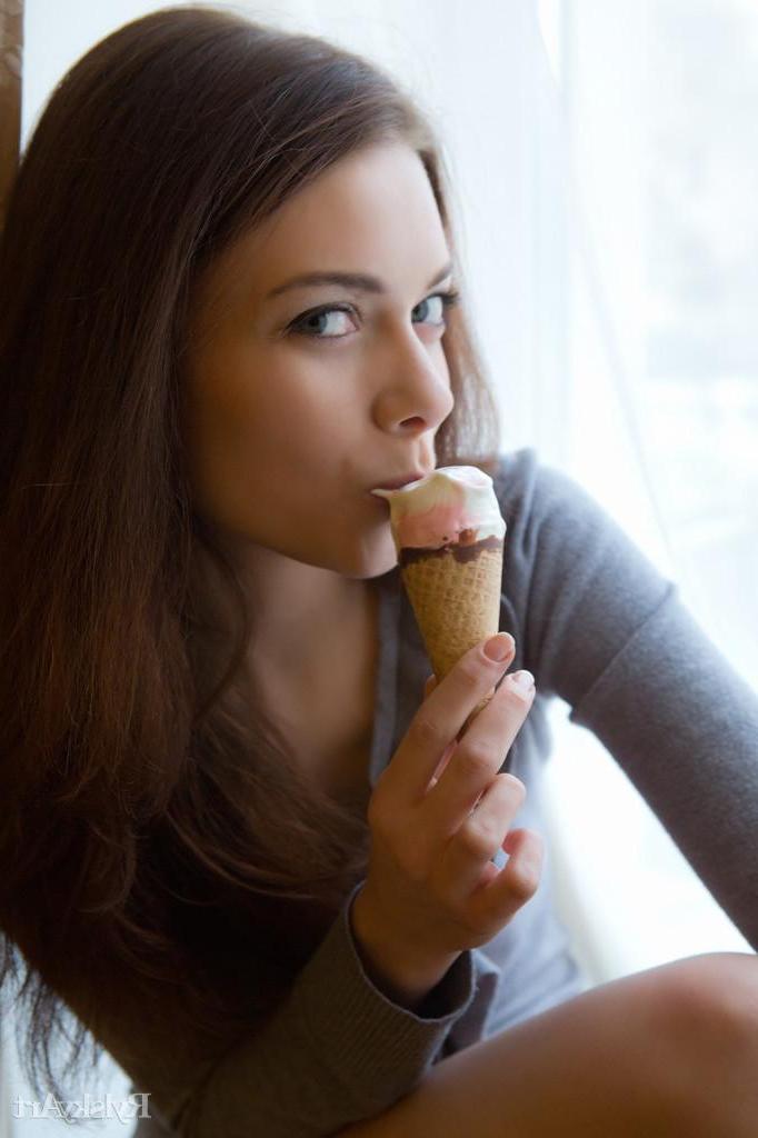 16P Beautiful model Kei strips naked while eating ice cream