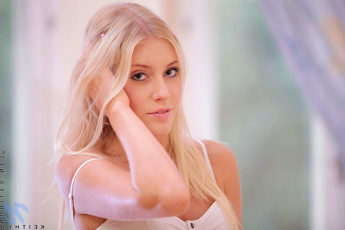 20P Pictures of Keithy giving a nonnude tease