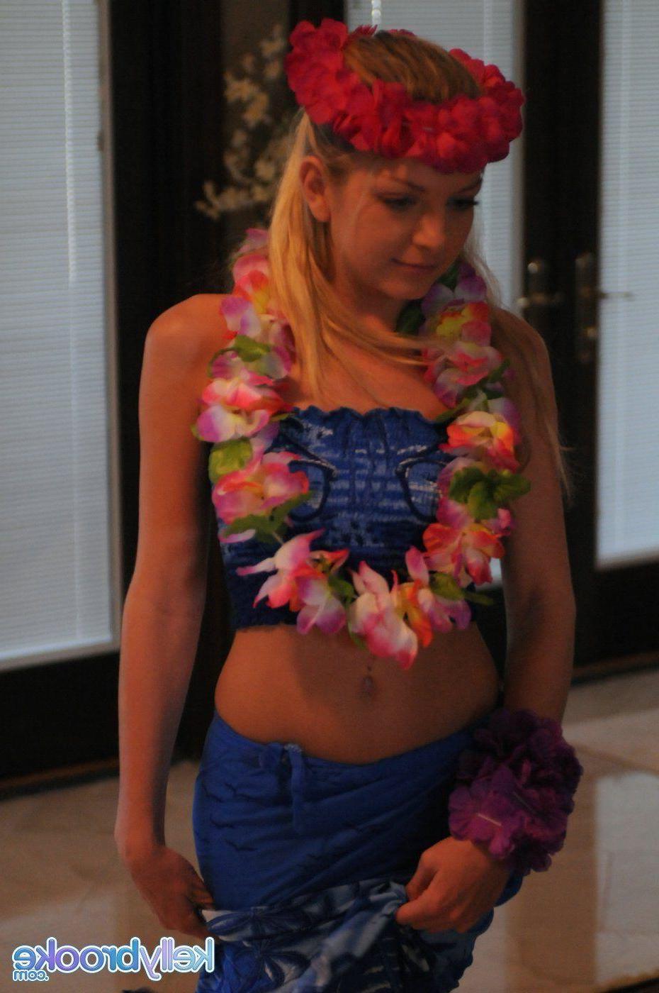 15P Pictures of teen babe Kelly Brooke stuffing her tight pussy with a vibrator