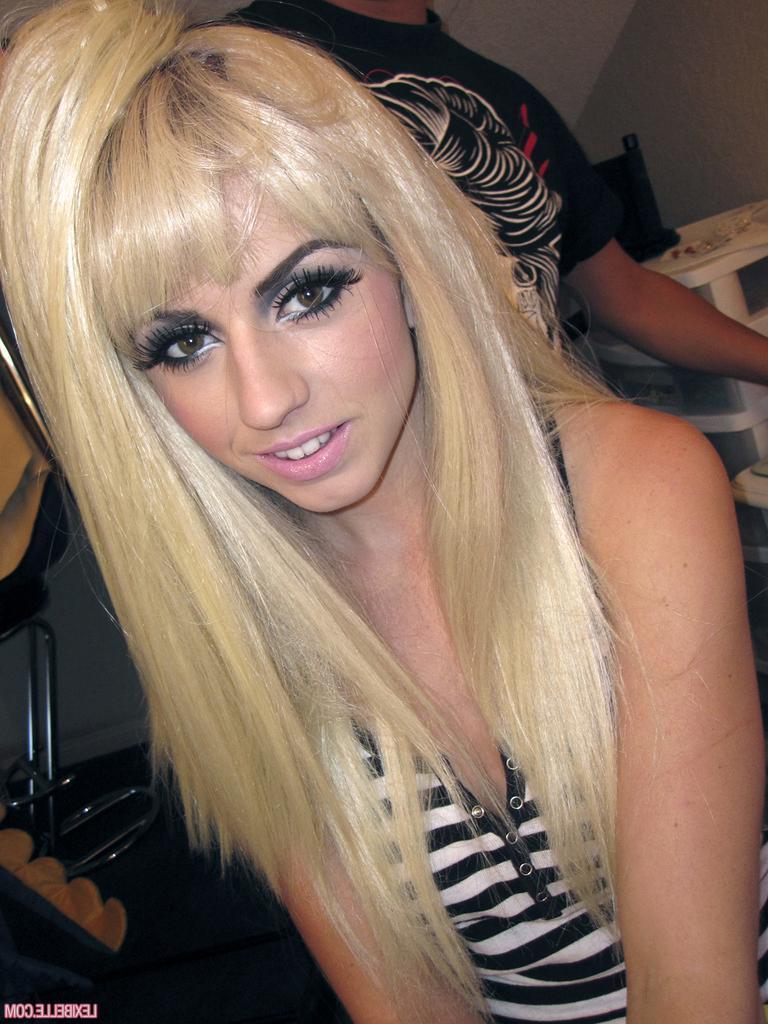 15P Pictures of Lexi Belle giving you some candid pics on her vacation