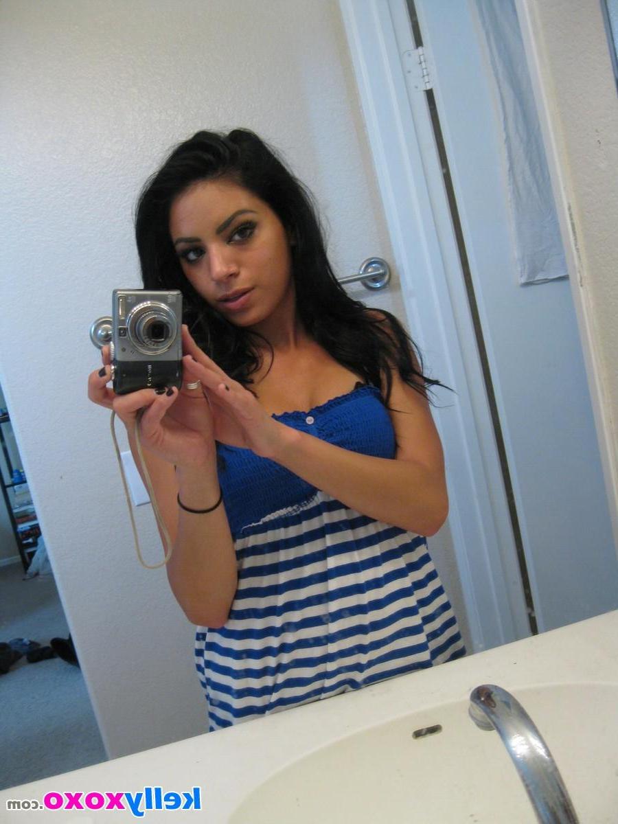 16P Kelly XoXo poses in the mirror to take some very sexy selfies for you