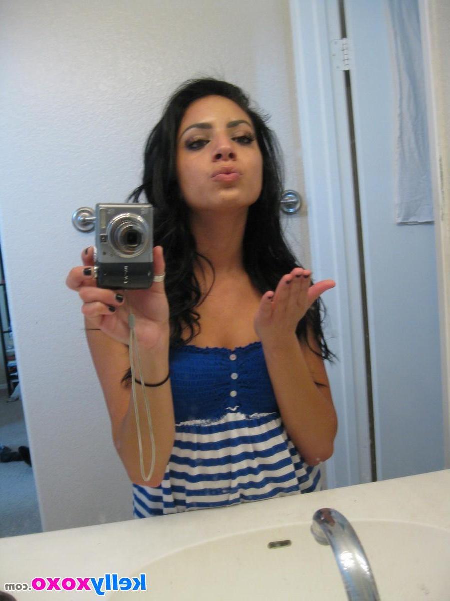 16P Kelly XoXo poses in the mirror to take some very sexy selfies for you