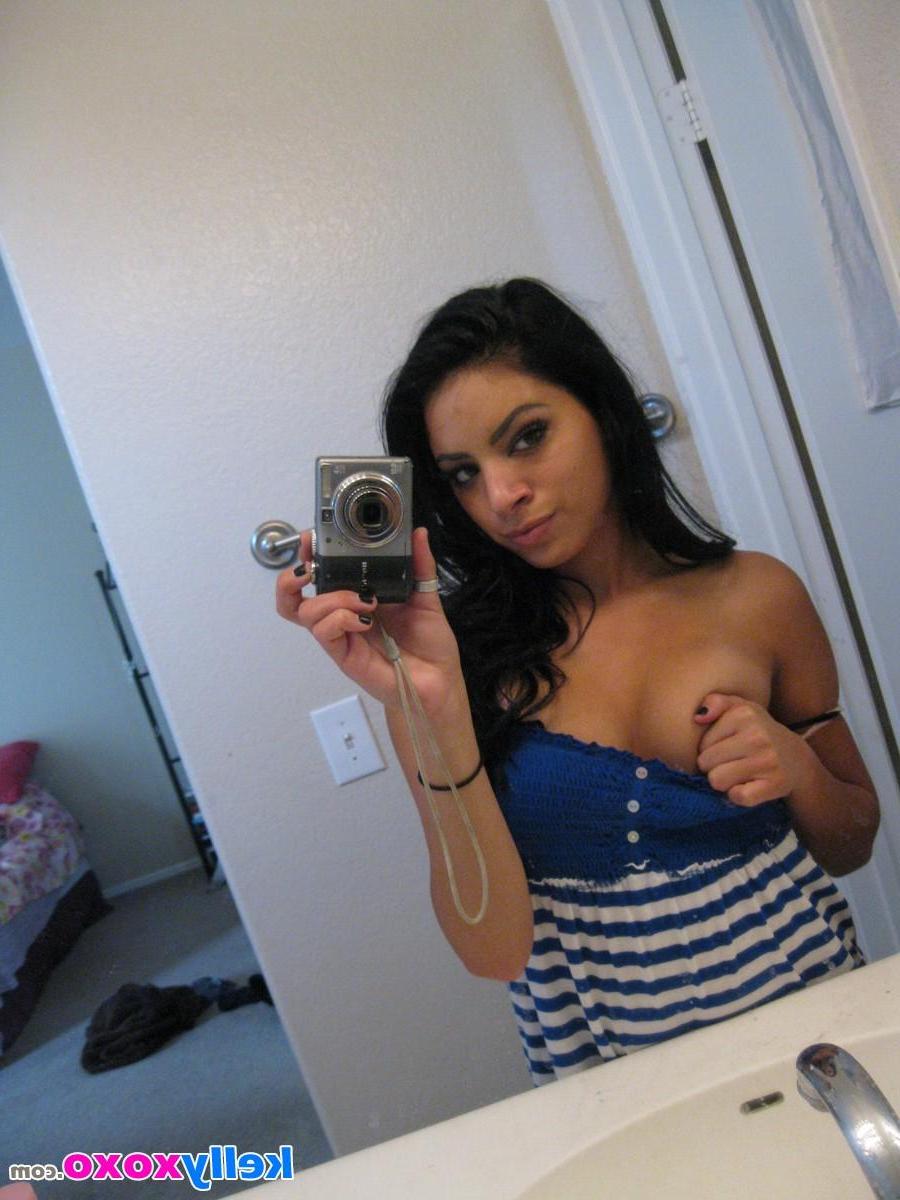 16P Kelly XoXo poses in the mirror to take some very sexy selfies for you