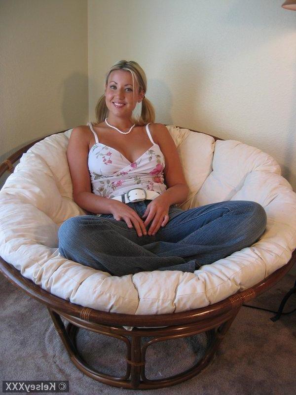 20P Pictures of Kelsey XXX wearing jeans and blowing bubblegum bubbles
