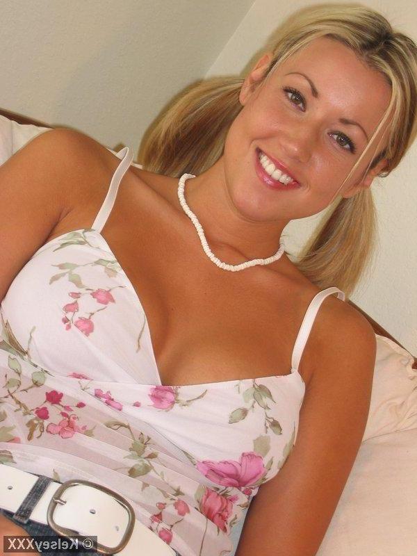 20P Pictures of Kelsey XXX wearing jeans and blowing bubblegum bubbles