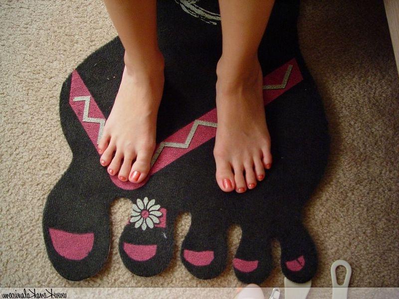 20P Pictures of teen cutie Kona Kalani giving herself a pedicure