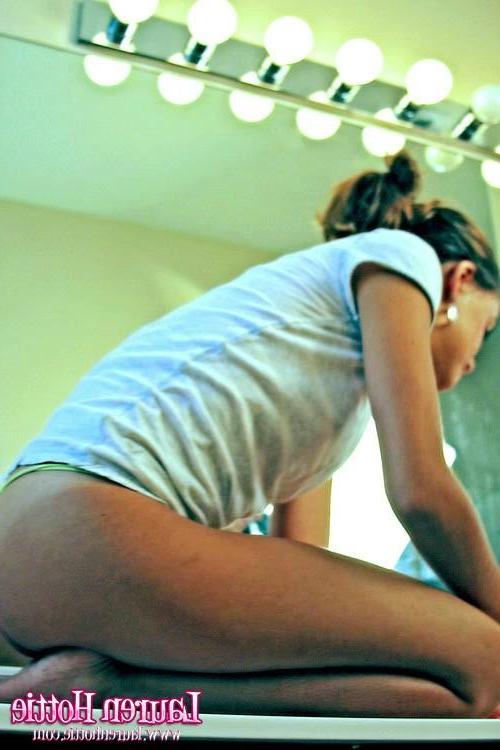 16P Pictures of Lauren Hottie fixing herself up in the bathroom