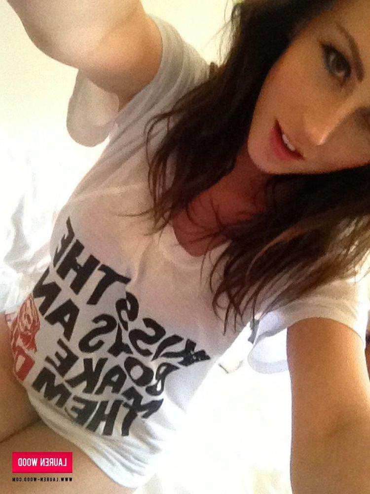 12P Lauren pulls off her tight t-shirt to reveal her amazing boobs