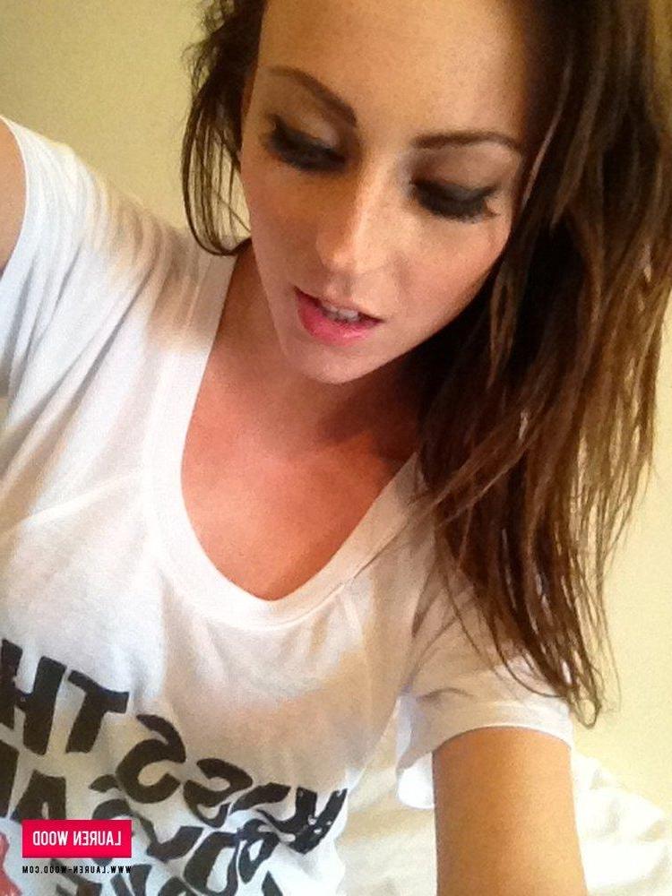 12P Lauren pulls off her tight t-shirt to reveal her amazing boobs