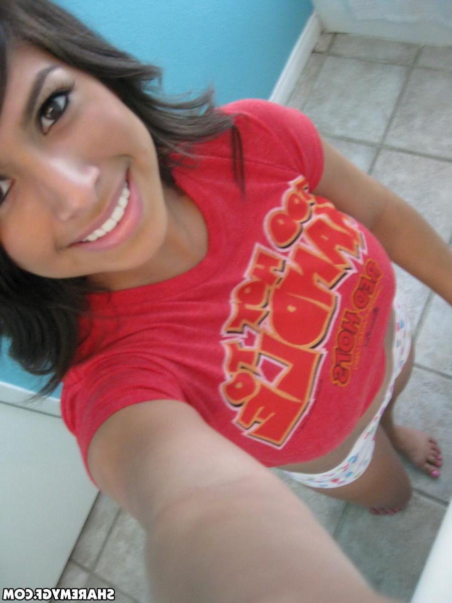 20P Busty latina GF Layla takes selfies of her hot body in the bathroom