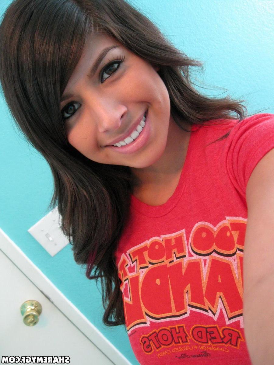 20P Busty latina GF Layla takes selfies of her hot body in the bathroom