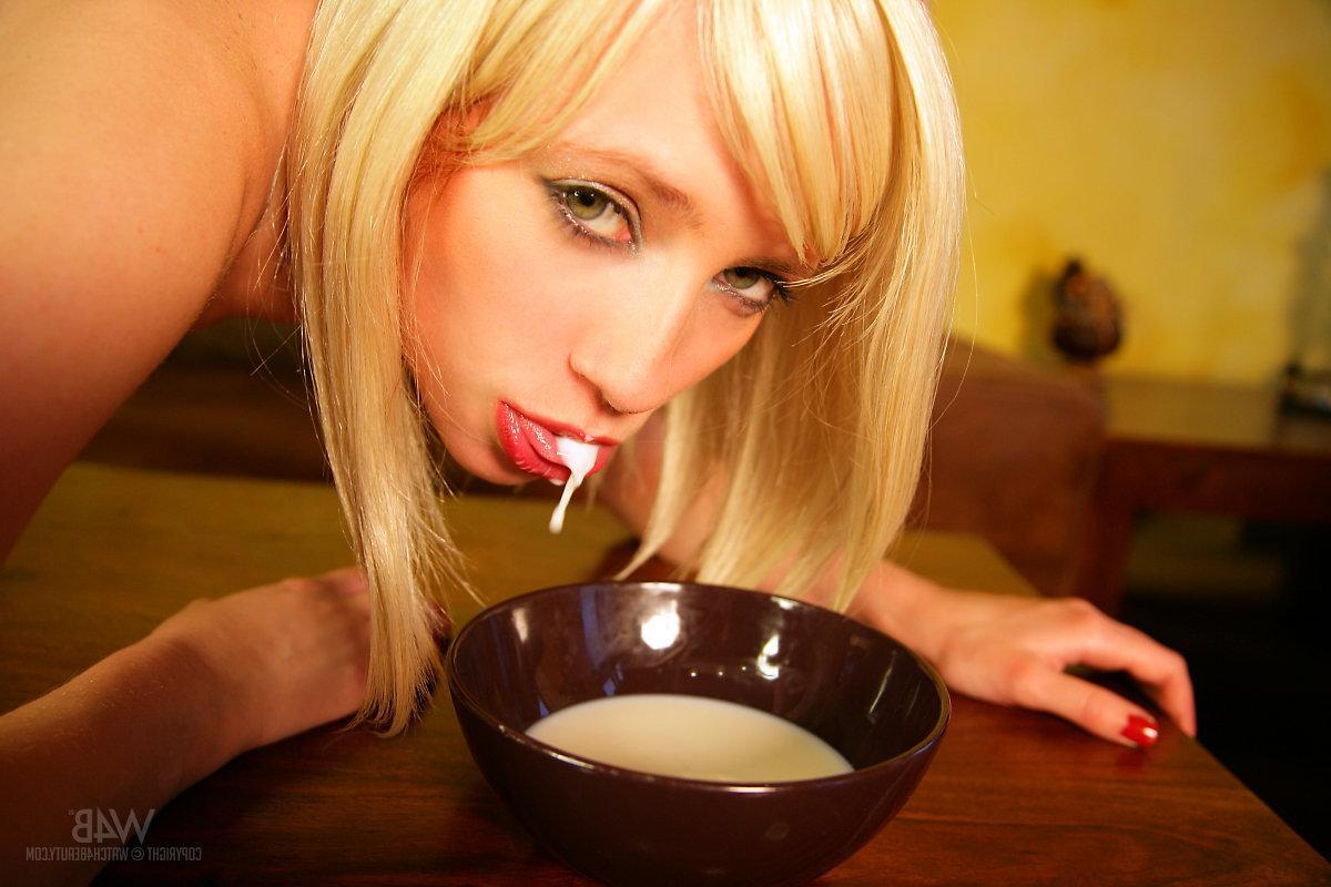 16P Blonde hottie Leia will be your pussy for the evening