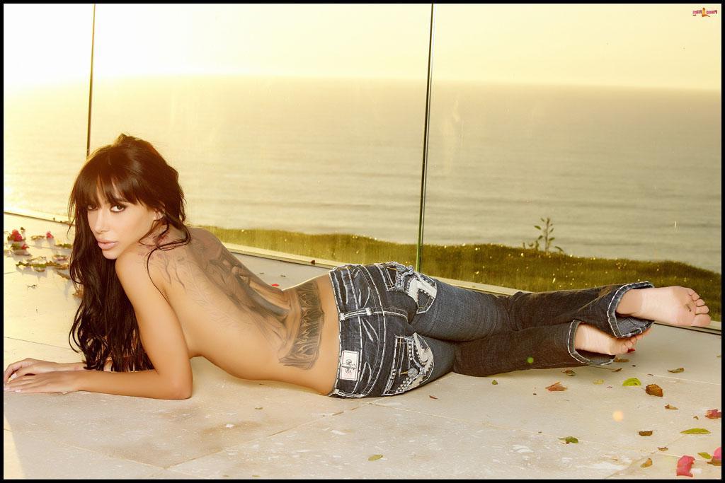 15P Busty Lela Star strips her jeans and shows her sexyness