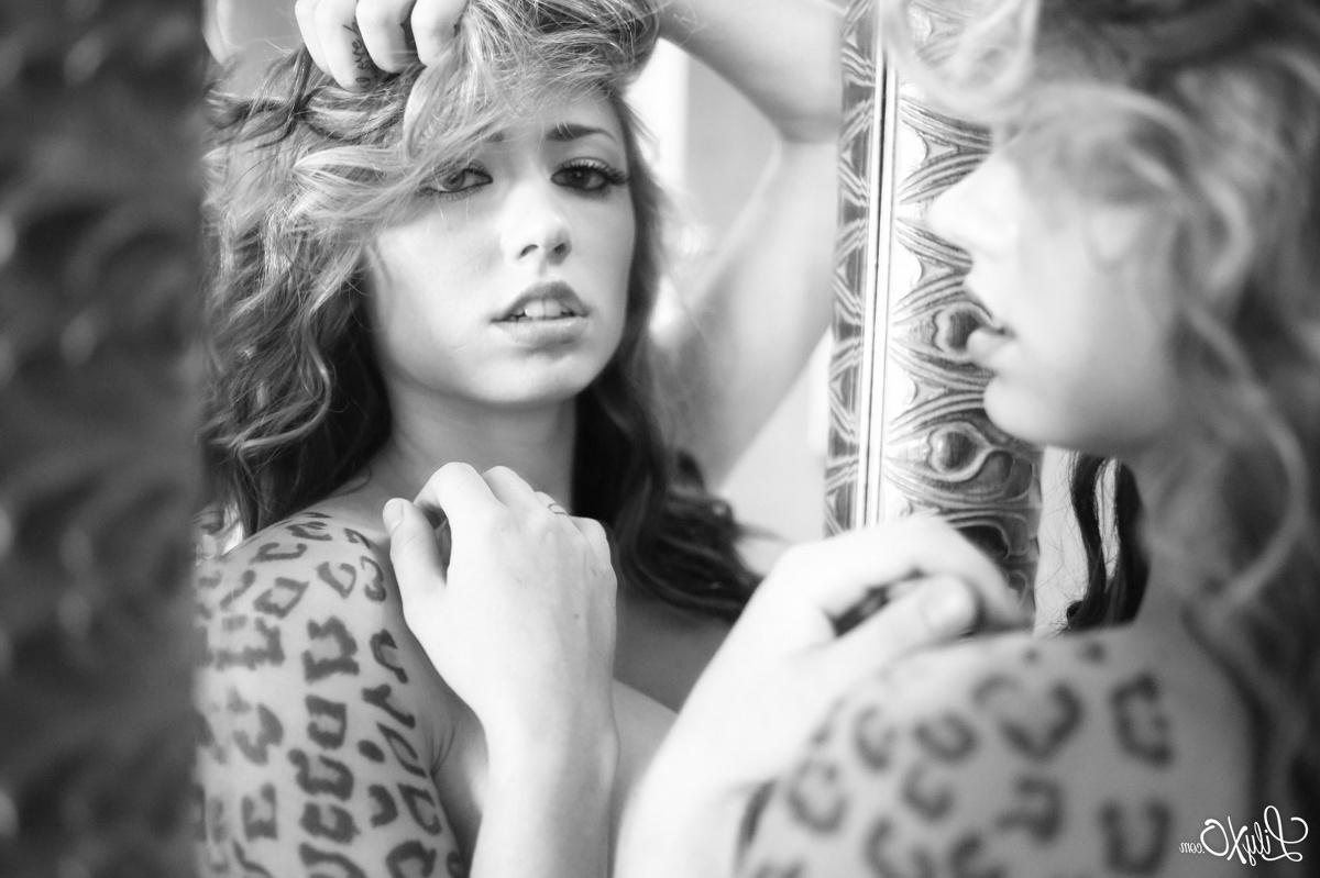 15P Lily Xo seduces you in black and white in the mirror