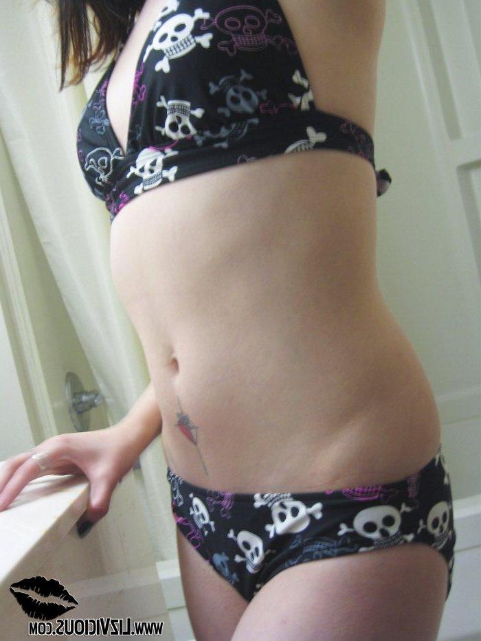 20P Pictures of Liz Vicious getting completely naked on the bathroom counter