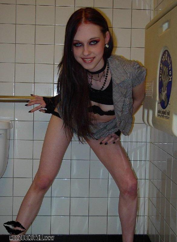 16P Liz does a hot tease in the bathroom