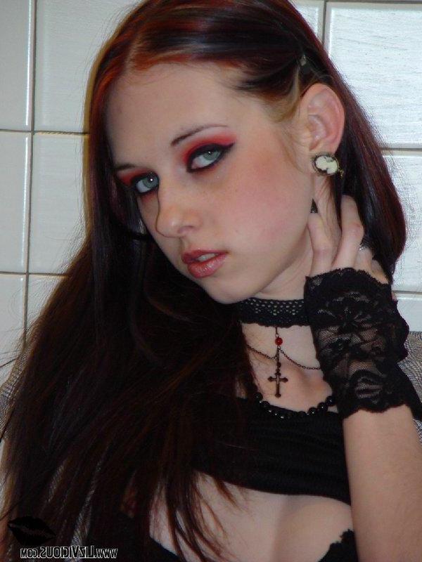 16P Liz does a hot tease in the bathroom