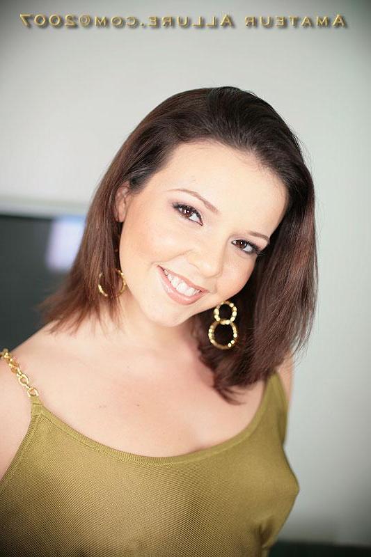 16P Gorgeous teen girl Lois posing and giving head