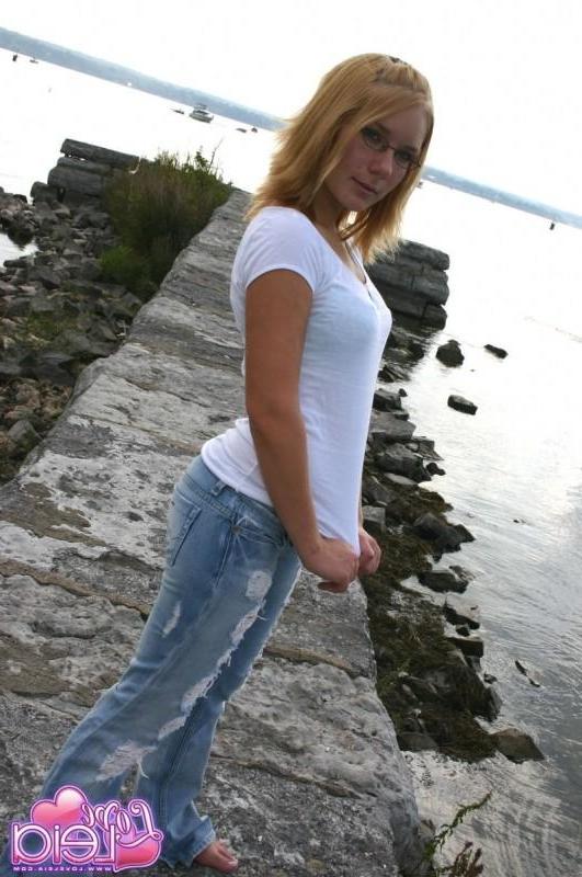 18P Leia in tight jeans