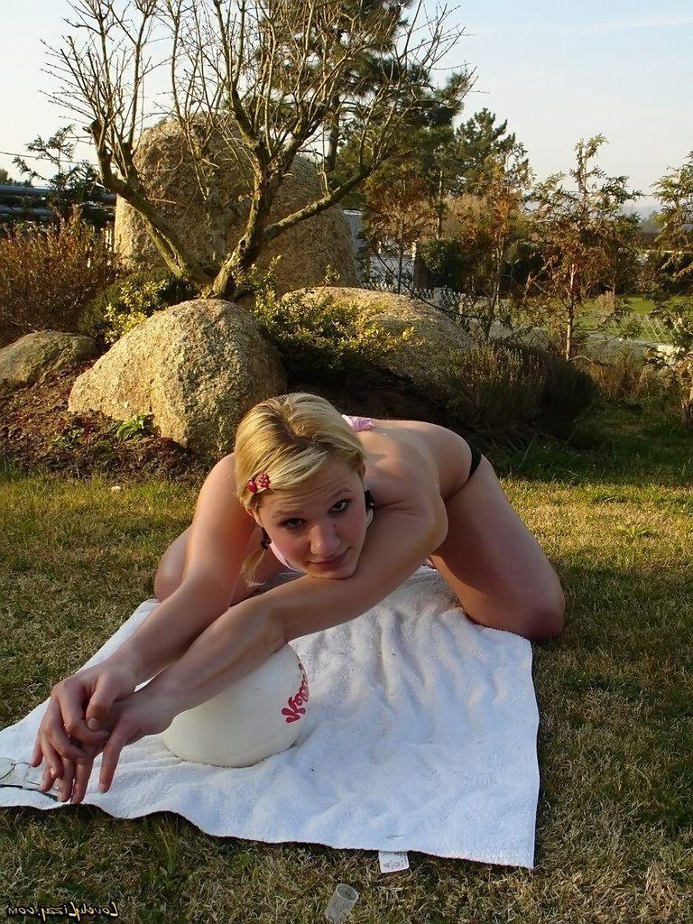 20P Pictures of teen amateur Lovely Lizzy having some sexy play time outside