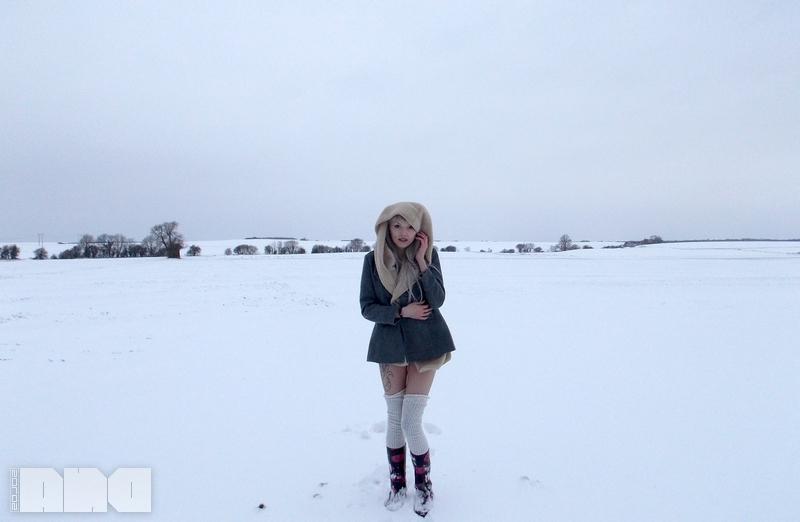 15P Blonde model Lovisa Grey flashes her boobs in the snow