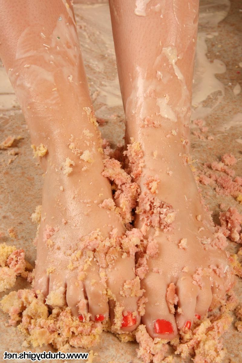 16P Curvy redhead girl Lucy gets super messy in the kitchen