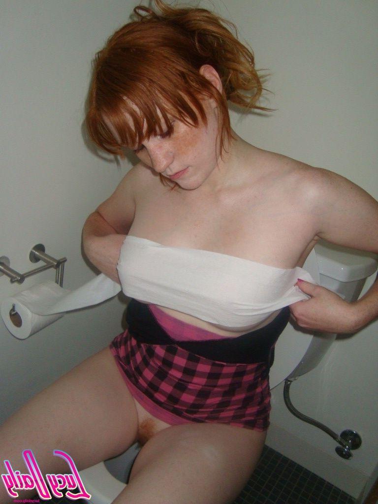 20P Pictures of teen Lucy Daily letting you watch her on the toilet