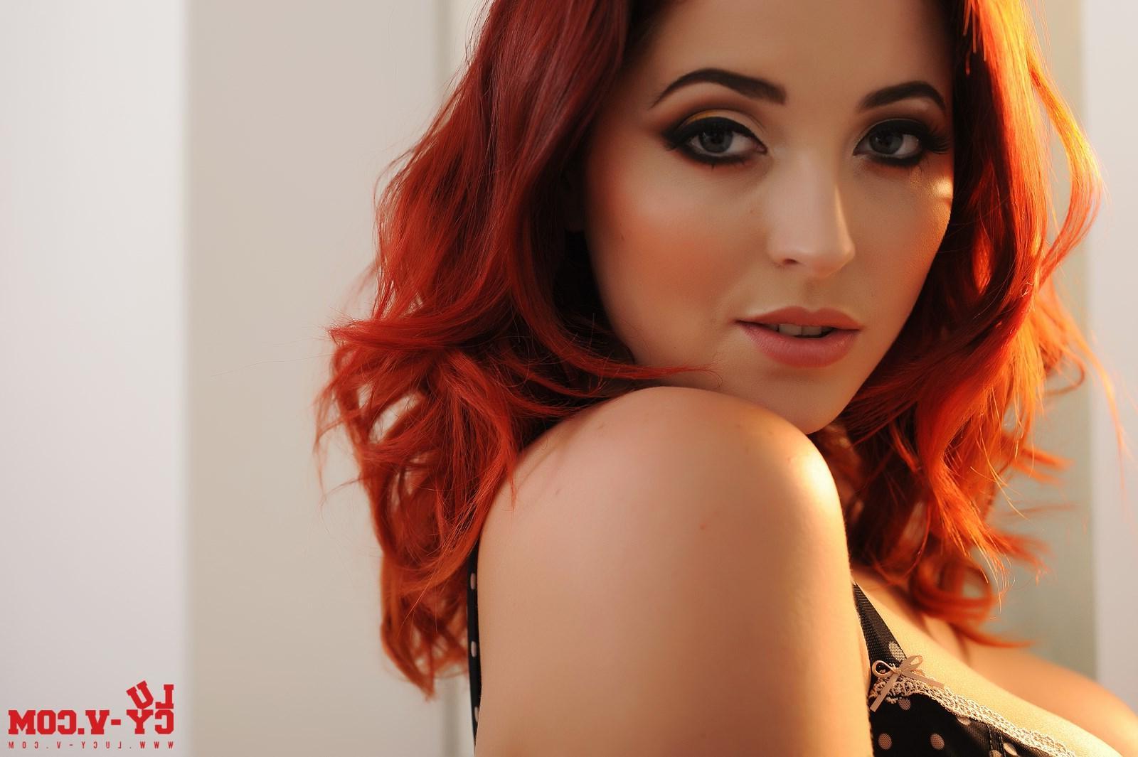16P Stunning redhead Lucy V shows off her incredible body