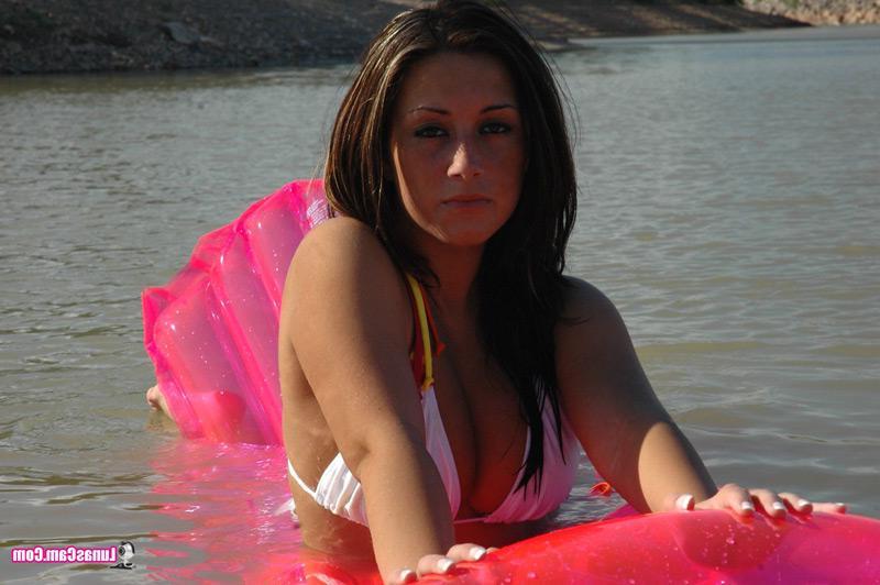 15P Pictures of teen Lunas Cam slipping out of her bikini outside