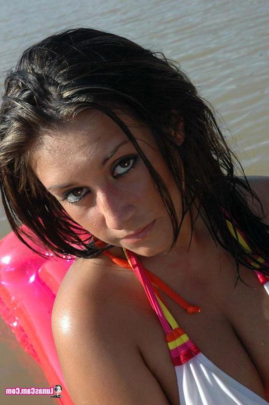 15P Pictures of teen Lunas Cam slipping out of her bikini outside