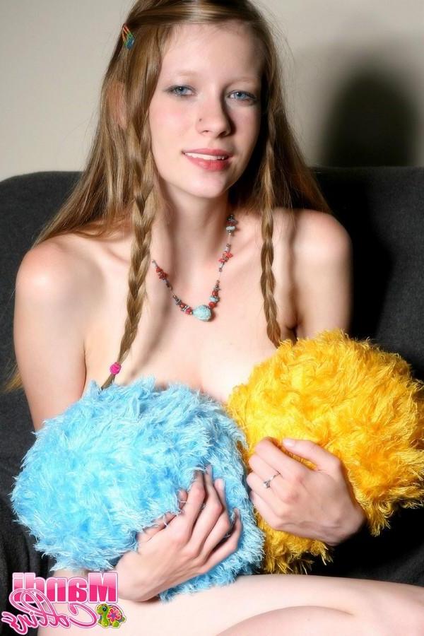 15P Pictures of Mandi Collins giving you a cheer