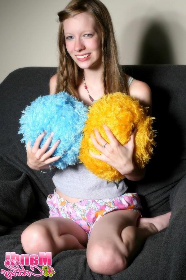15P Pictures of Mandi Collins giving you a cheer