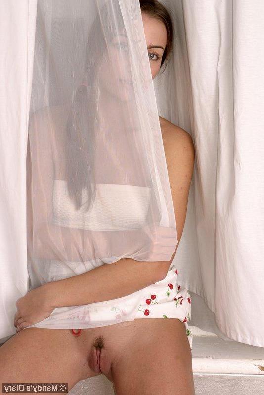 20P Pictures of teen model Mandy's Diary exposing her perky tits