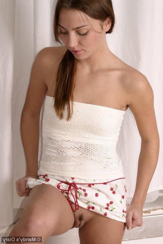 20P Pictures of teen model Mandy's Diary exposing her perky tits
