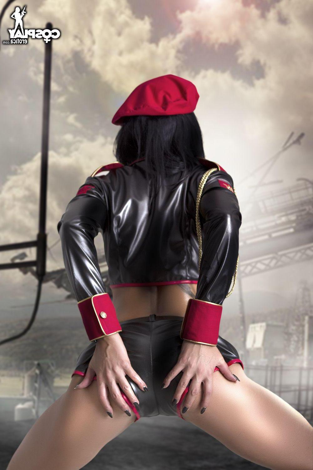 16P Pictures of cosplayer Mea Lee dressed as a soldier from Red Alert