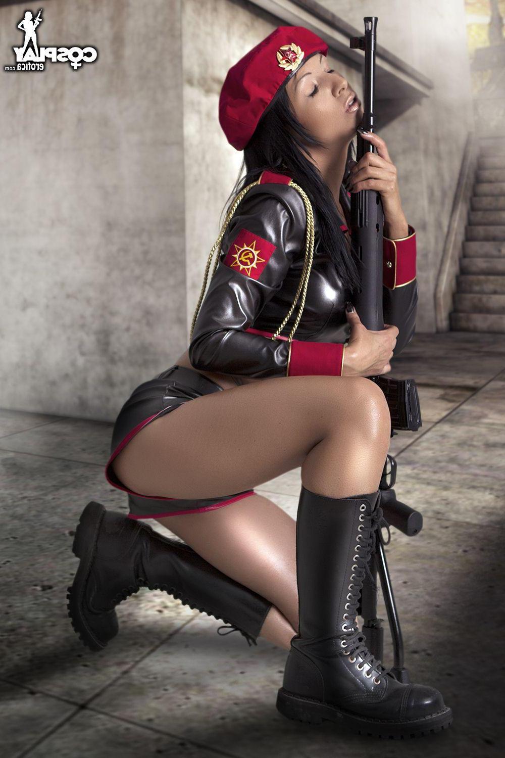 16P Pictures of cosplayer Mea Lee dressed as a soldier from Red Alert