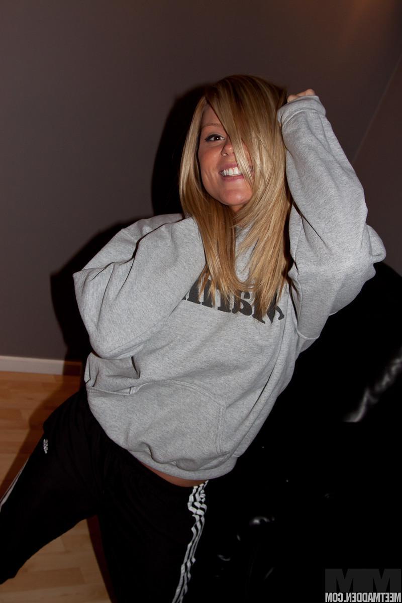 15P Pictures of Meet Madden stripping down to her thong