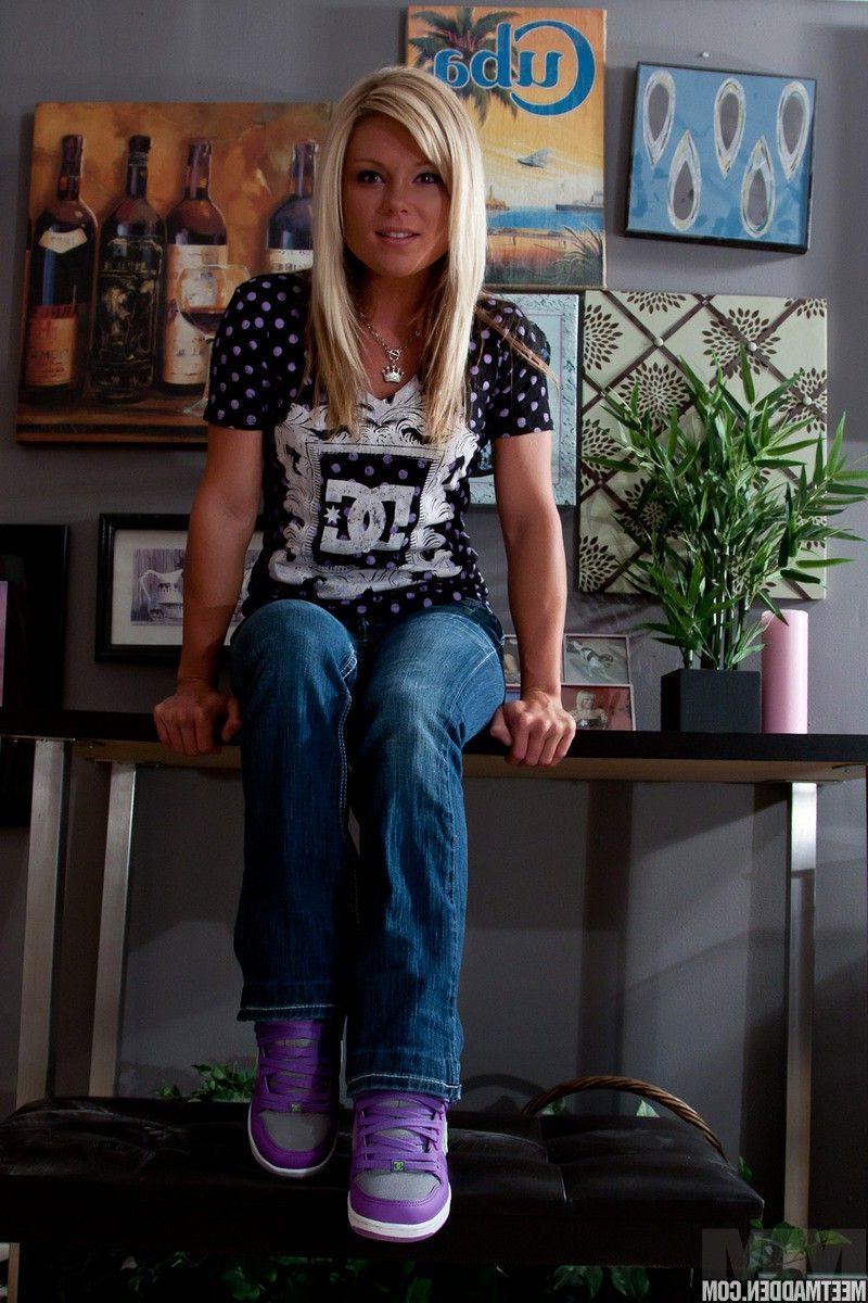 15P Pictures of Meet Madden giving you a hot striptease