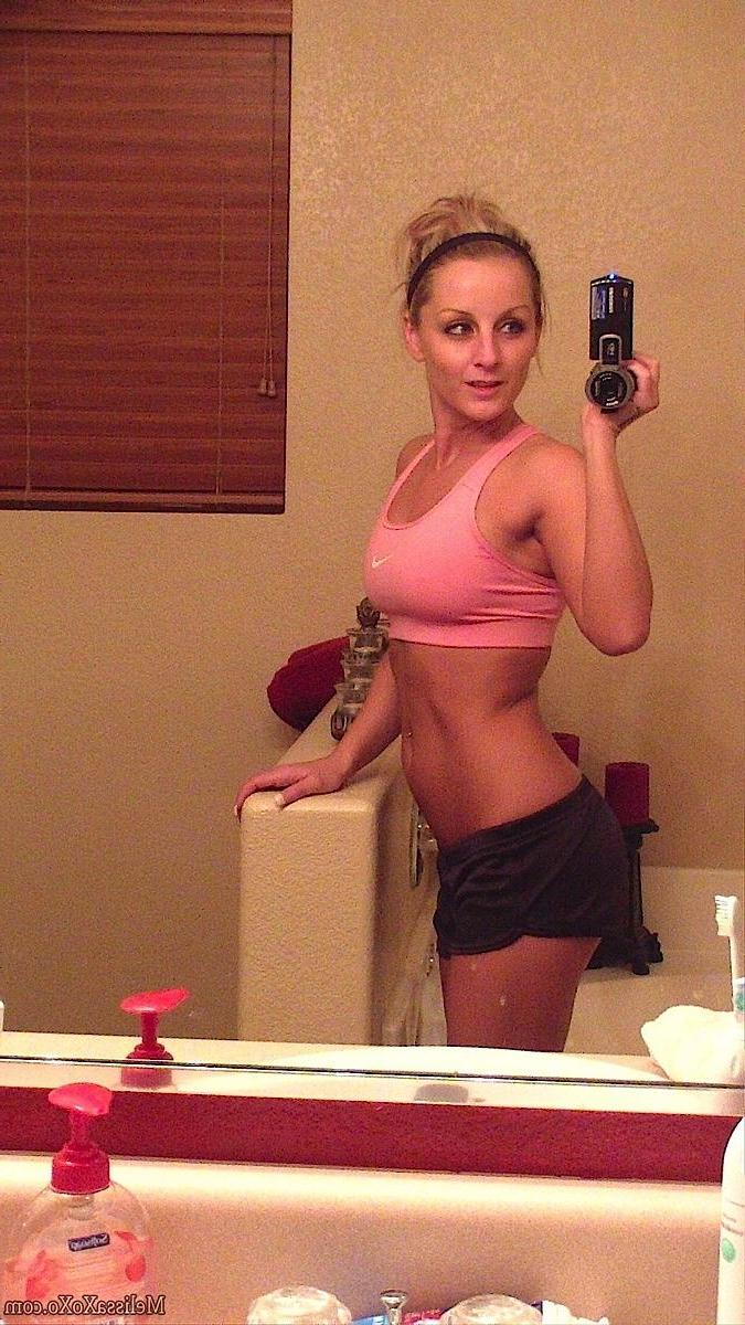 15P Pictures of Melissa taking pics of herself in the bathroom