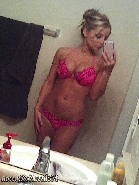 15P Pictures of Melissa XoXo taking sexy pics of herself in the bathroom