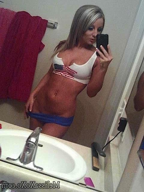 15P Pictures of Melissa XoXo taking sexy pics of herself in the bathroom