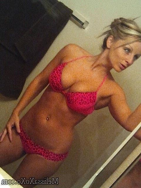 15P Pictures of Melissa XoXo taking sexy pics of herself in the bathroom