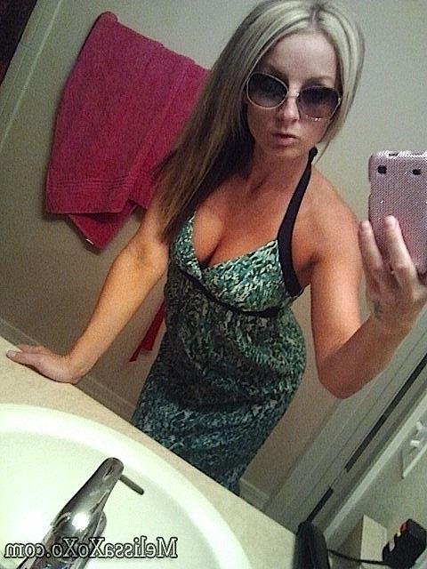 15P Pictures of Melissa XoXo taking sexy pics of herself in the bathroom