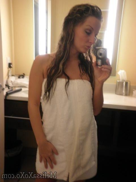 15P Pictures of teen star Melissa XoXo getting naked in the bathroom
