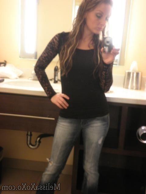15P Pictures of teen star Melissa XoXo getting naked in the bathroom