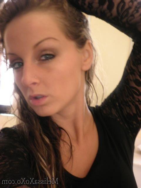 15P Pictures of teen star Melissa XoXo getting naked in the bathroom