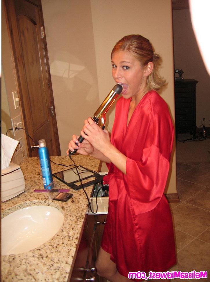 16P Melissa getting ready in the bathroom