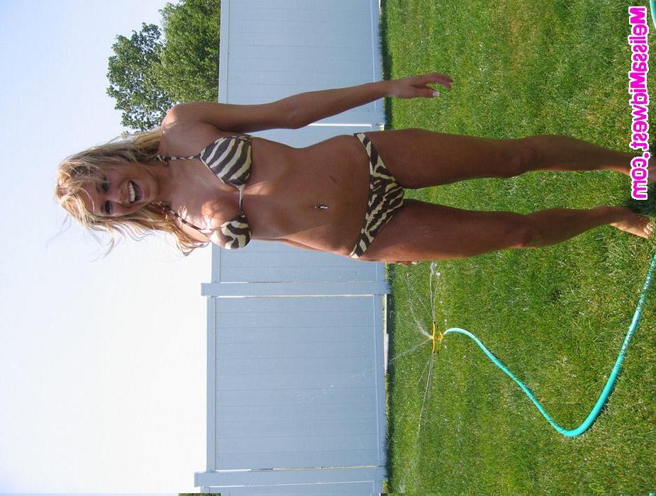 16P Melissa draußen in einem sexy Bikini
