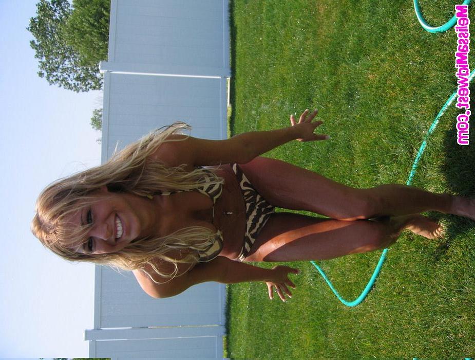 16P Melissa draußen in einem sexy Bikini